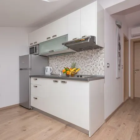 Vujcic * מאקרסקה