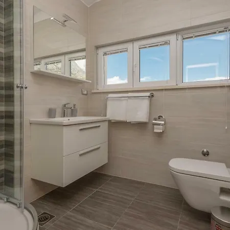 Vujcic מאקרסקה