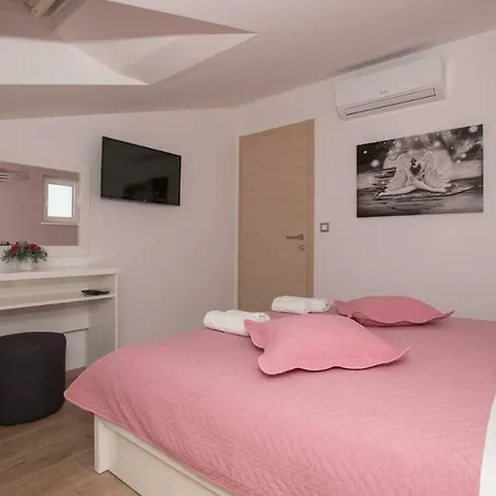 Vujcic * מאקרסקה