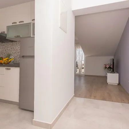 Vujcic * מאקרסקה