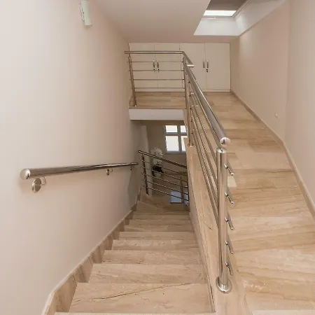 Vujcic * מאקרסקה